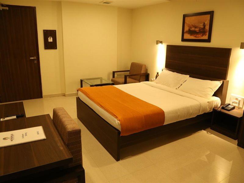 Hotel Metropolis Хубли Экстерьер фото